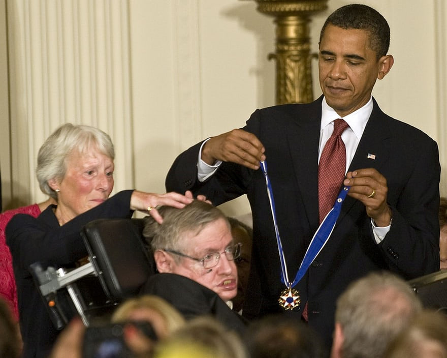 Hawking: Từ bệnh nhân xơ cứng teo cơ tới thiên tài vật lý